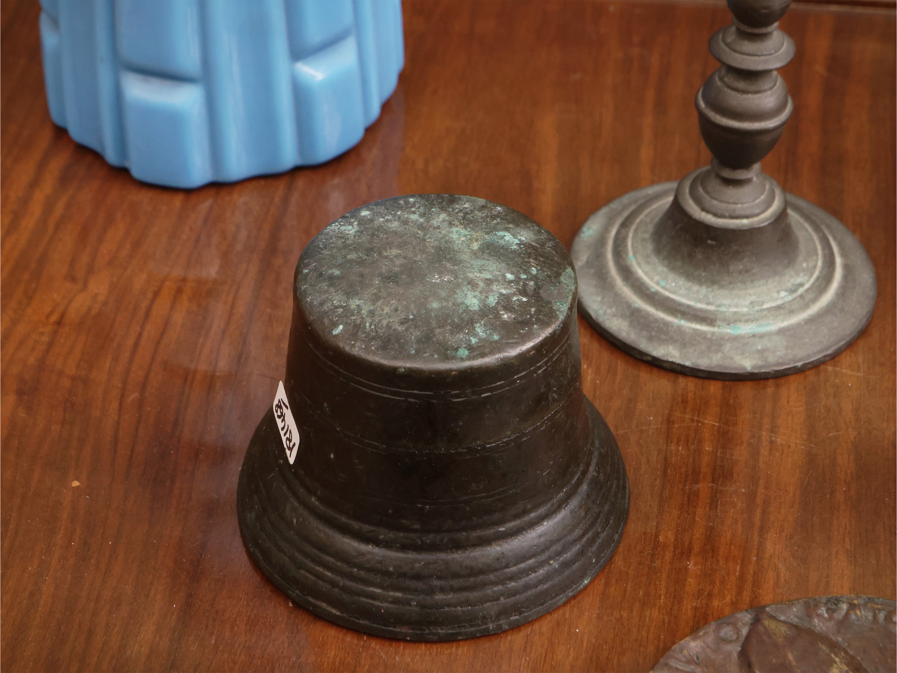 Miscellanea di accessori da scrivania d'epoca, inclusi due mortai e assortimento di monete