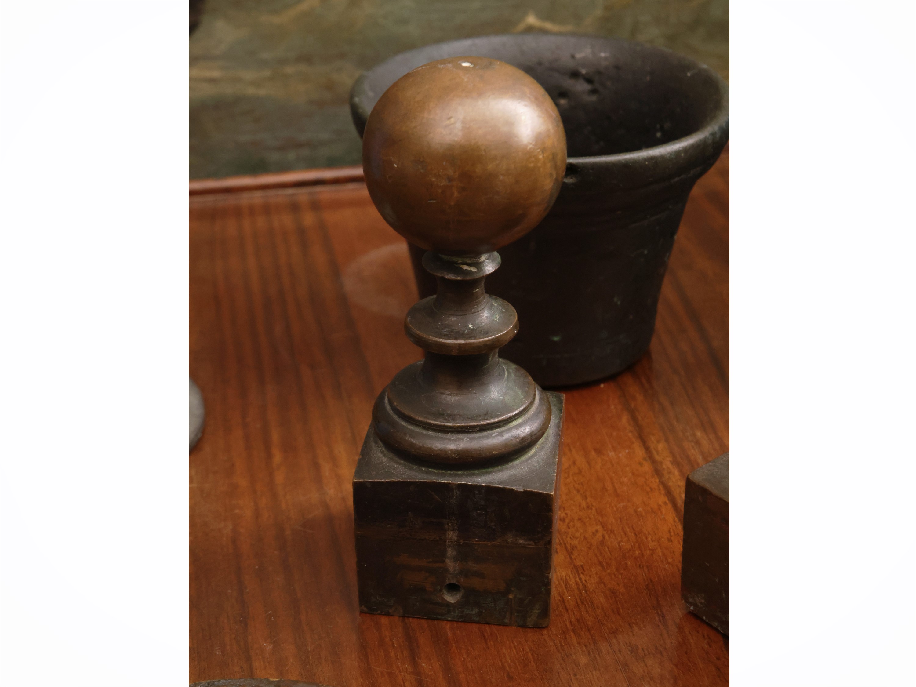 Miscellanea di accessori da scrivania d'epoca, inclusi due mortai e assortimento di monete