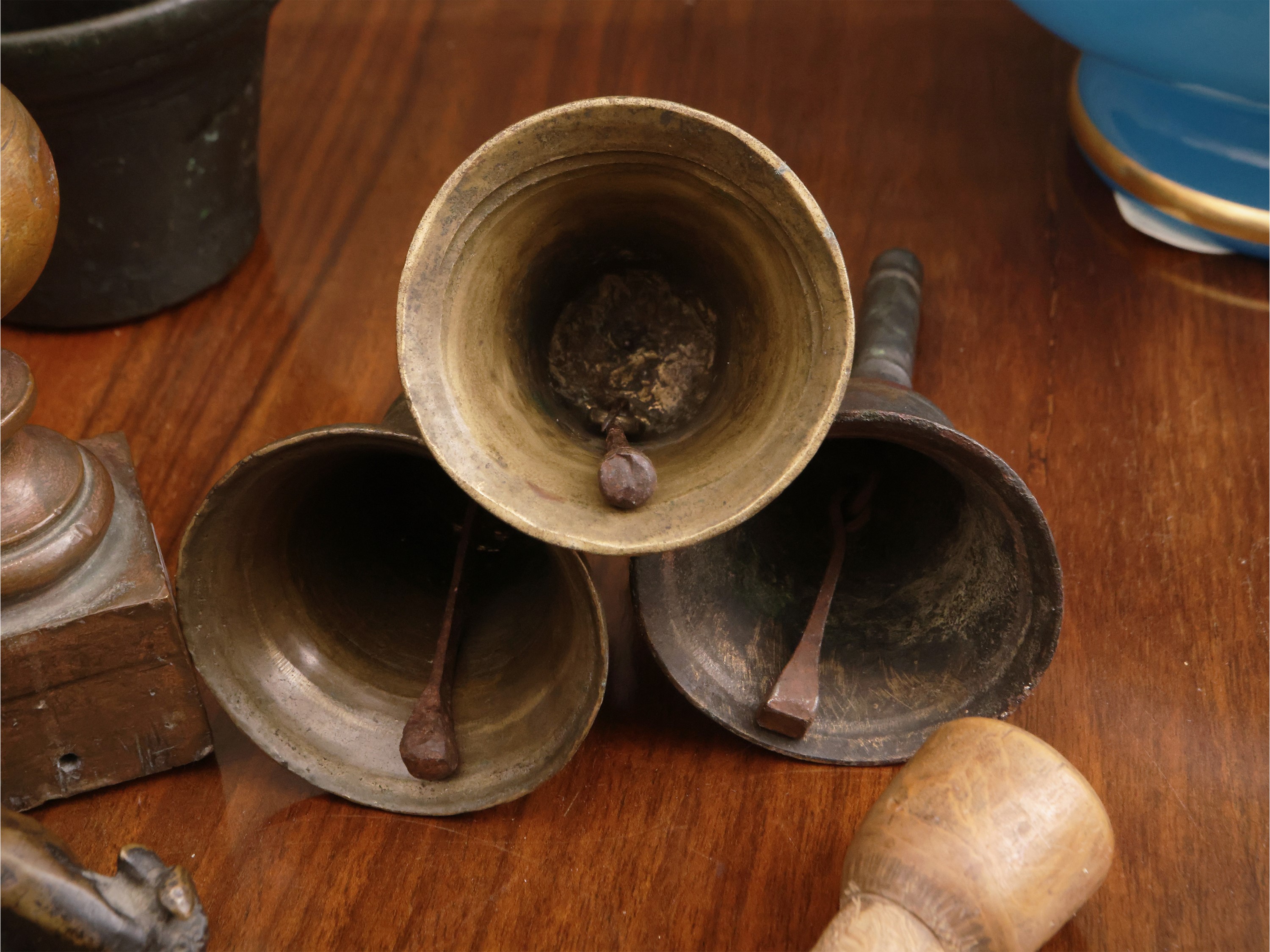 Miscellanea di accessori da scrivania d'epoca, inclusi due mortai e assortimento di monete