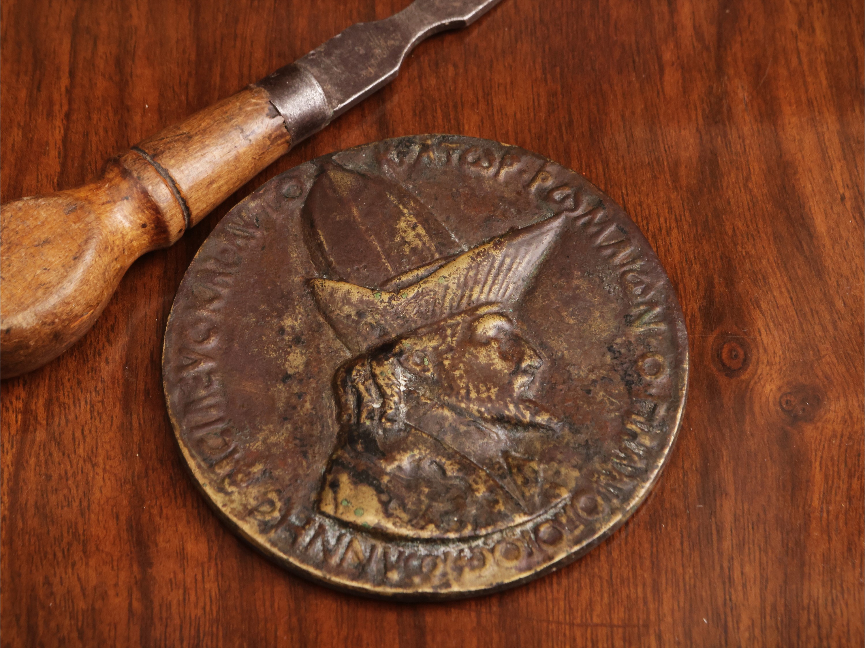Miscellanea di accessori da scrivania d'epoca, inclusi due mortai e assortimento di monete