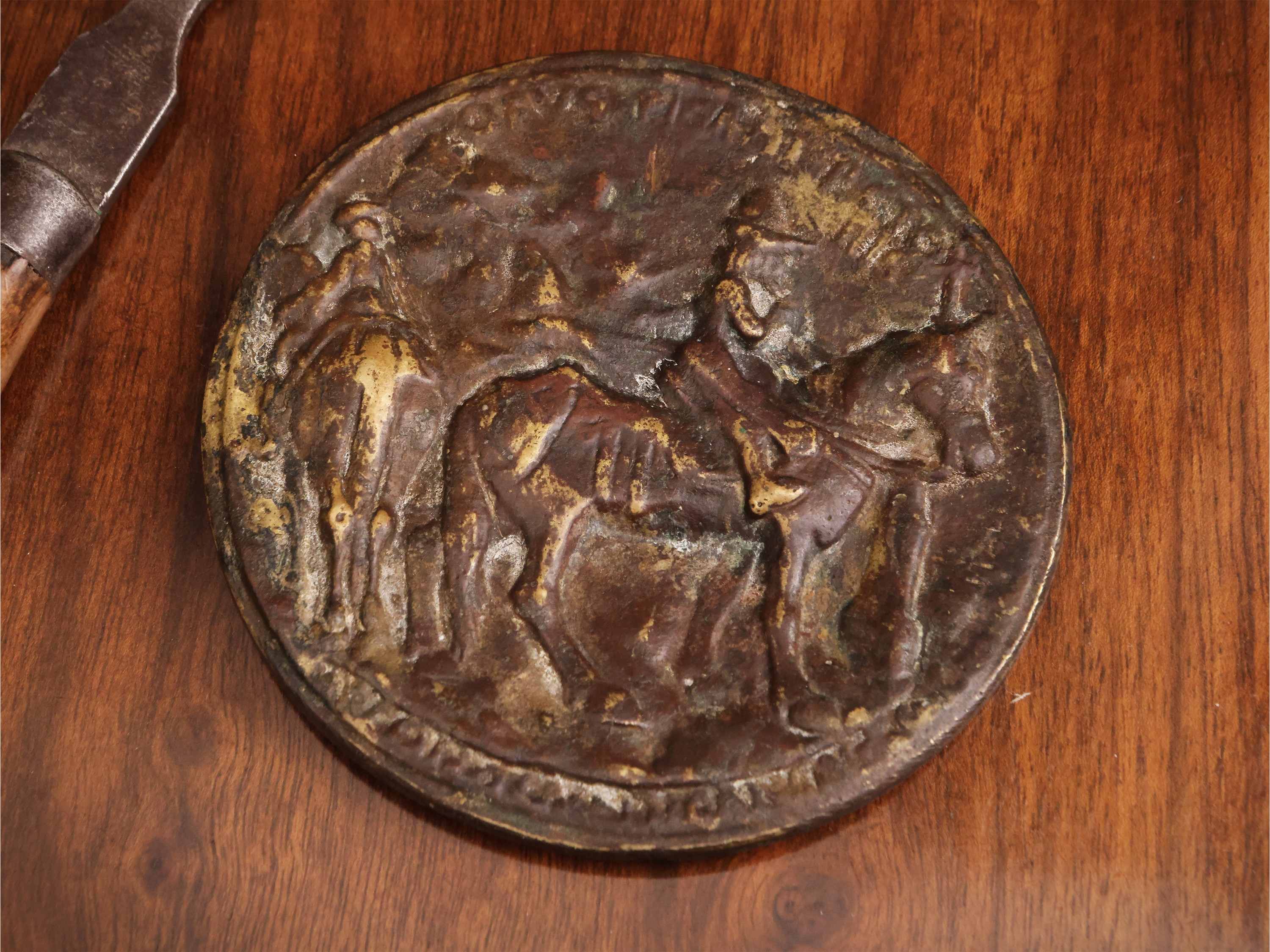 Miscellanea di accessori da scrivania d'epoca, inclusi due mortai e assortimento di monete