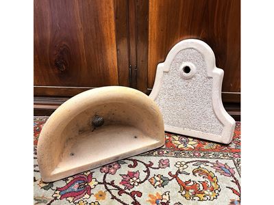 Fontanella a muro in materiale composito rosato, h cm 30x42x32 e h cm 46x42
