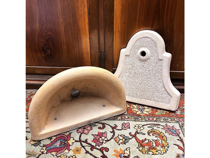 Fontanella a muro in materiale composito rosato, h cm 30x42x32 e h cm 46x42