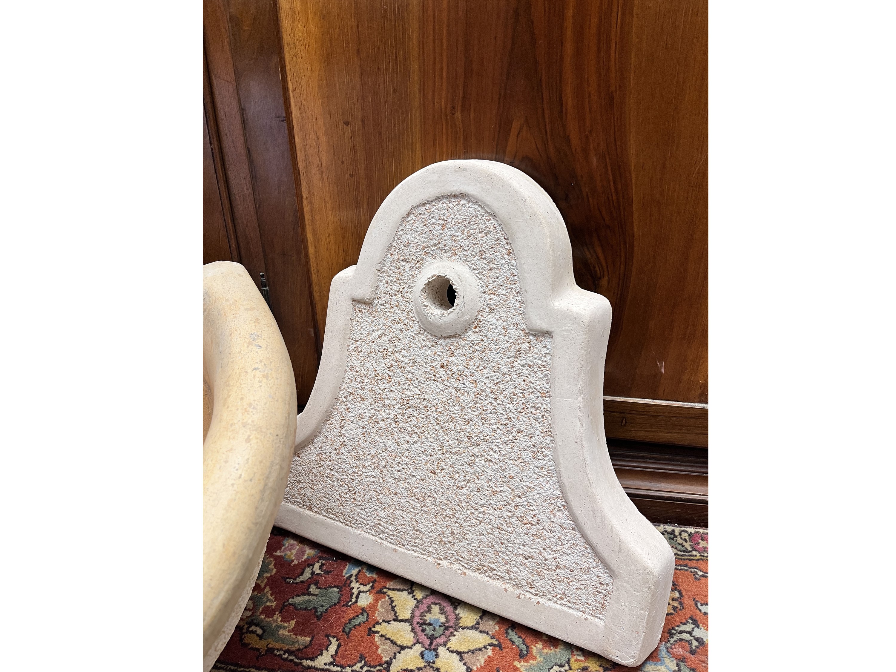 Fontanella a muro in materiale composito rosato, h cm 30x42x32 e h cm 46x42