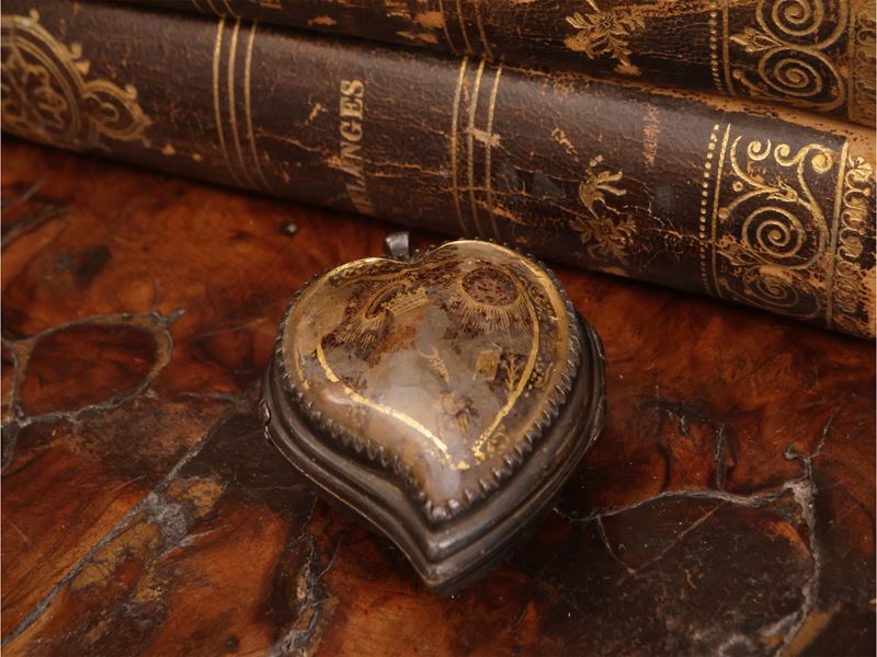 Reliquiario cuoriforme a medaglione in argento