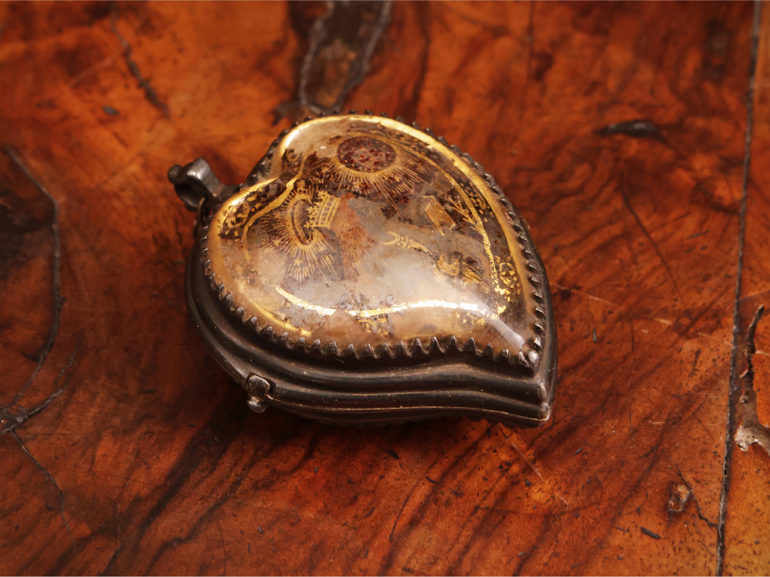 Reliquiario cuoriforme a medaglione in argento