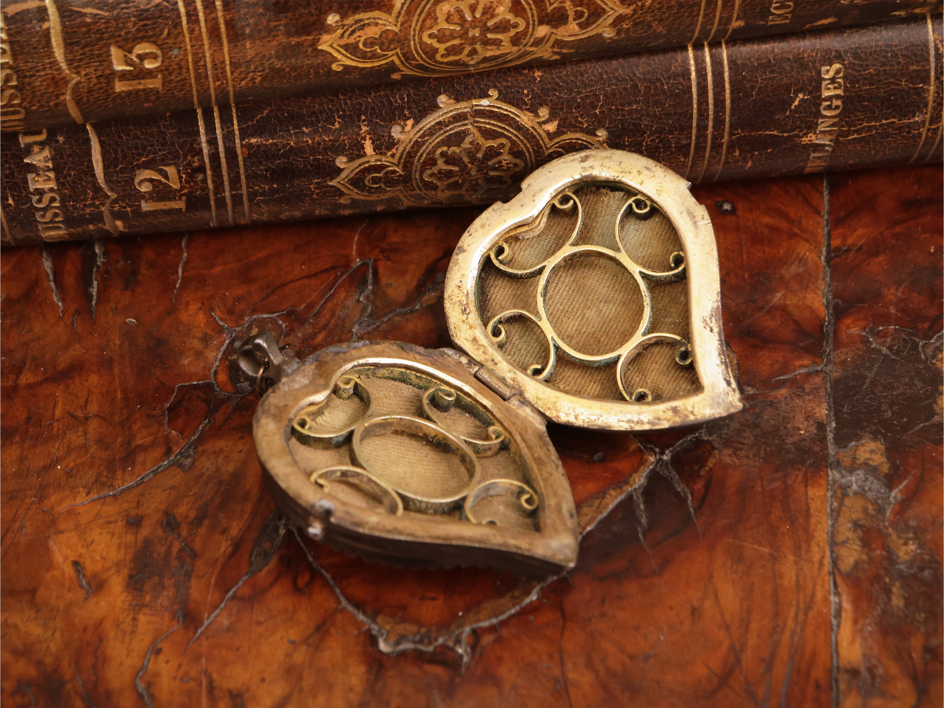 Reliquiario cuoriforme a medaglione in argento