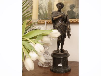 Emile Boyer, Cacciatore, scultura in bronzo su base in marmo, inizio XX secolo