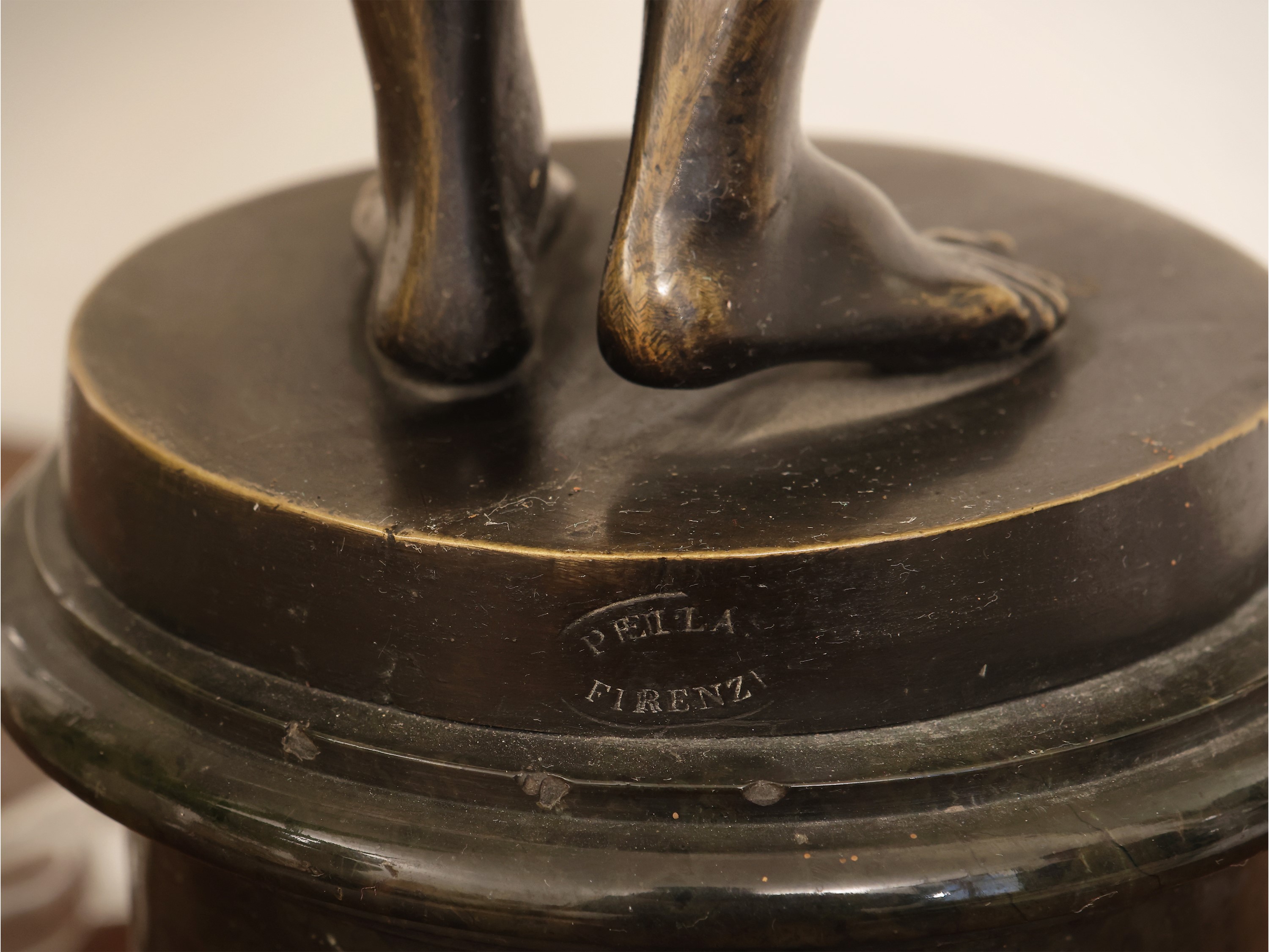 Emile Boyer, Cacciatore, scultura in bronzo su base in marmo, inizio XX secolo
