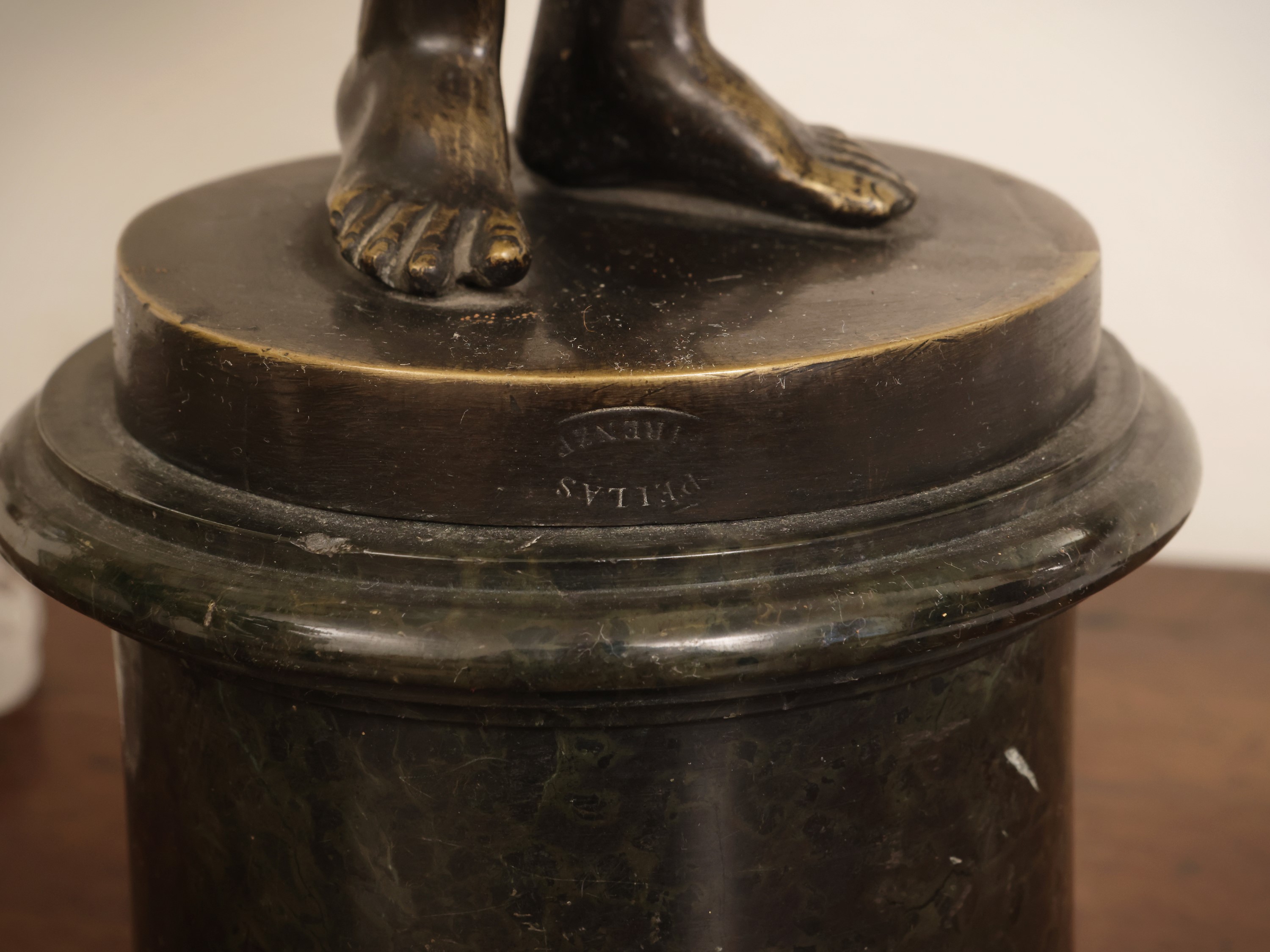 Emile Boyer, Cacciatore, scultura in bronzo su base in marmo, inizio XX secolo