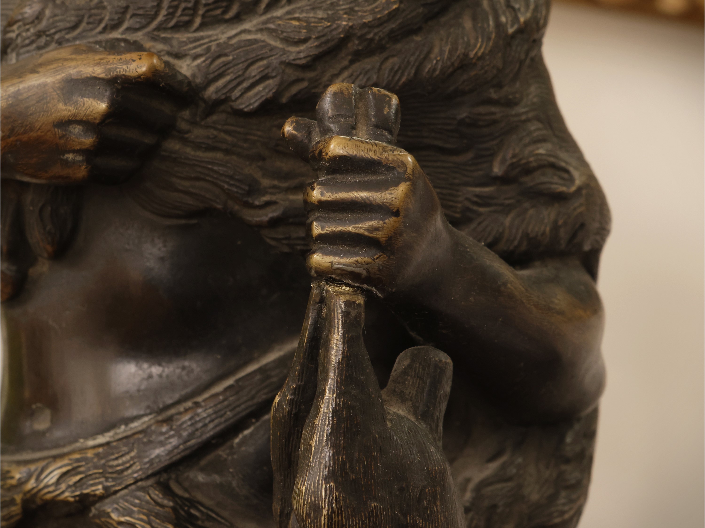 Emile Boyer, Cacciatore, scultura in bronzo su base in marmo, inizio XX secolo