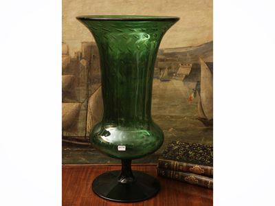 Vaso in vetro verde di Empoli, con inclusione di bolle