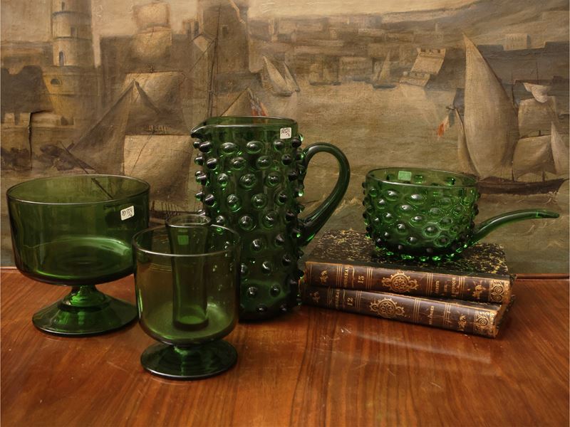 Set di quattro accessori in vetro verde di Empoli, comprendente un versatoio, una ciotola decorat...