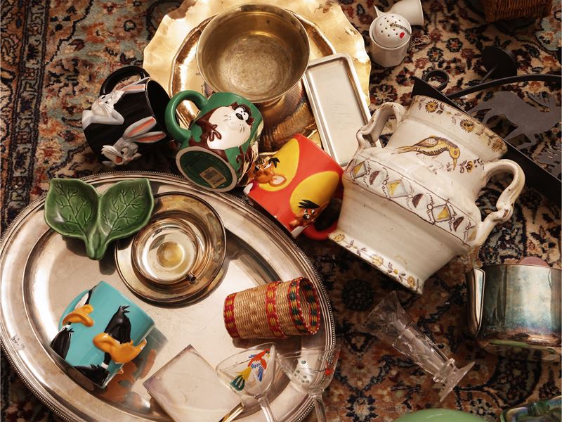 Miscellanea di curiosità, oggetti in metallo argentato, ceramica, porcellana e vetro