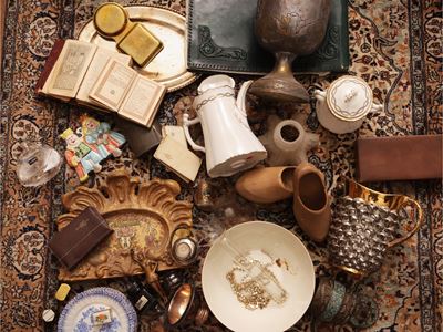 Miscellanea di curiosità, contenente oggetti in metallo argentato, ceramica, porcellana e vetro