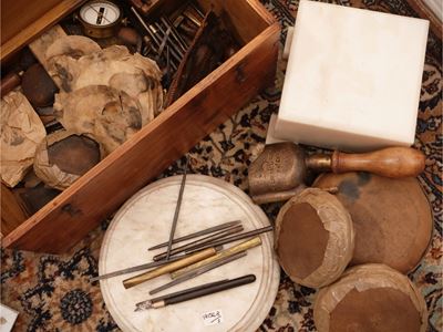 Lotto di strumenti d'artista con cofanetto e basi in marmo di Carrara