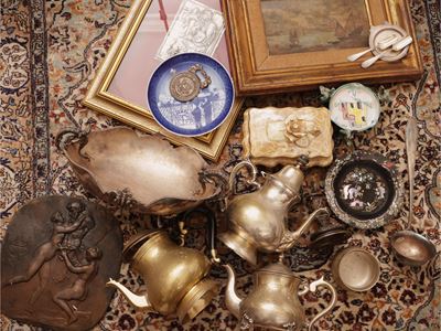 Scatola miscellanea di curiosità, contenente ninnoli e accessori per la tavola