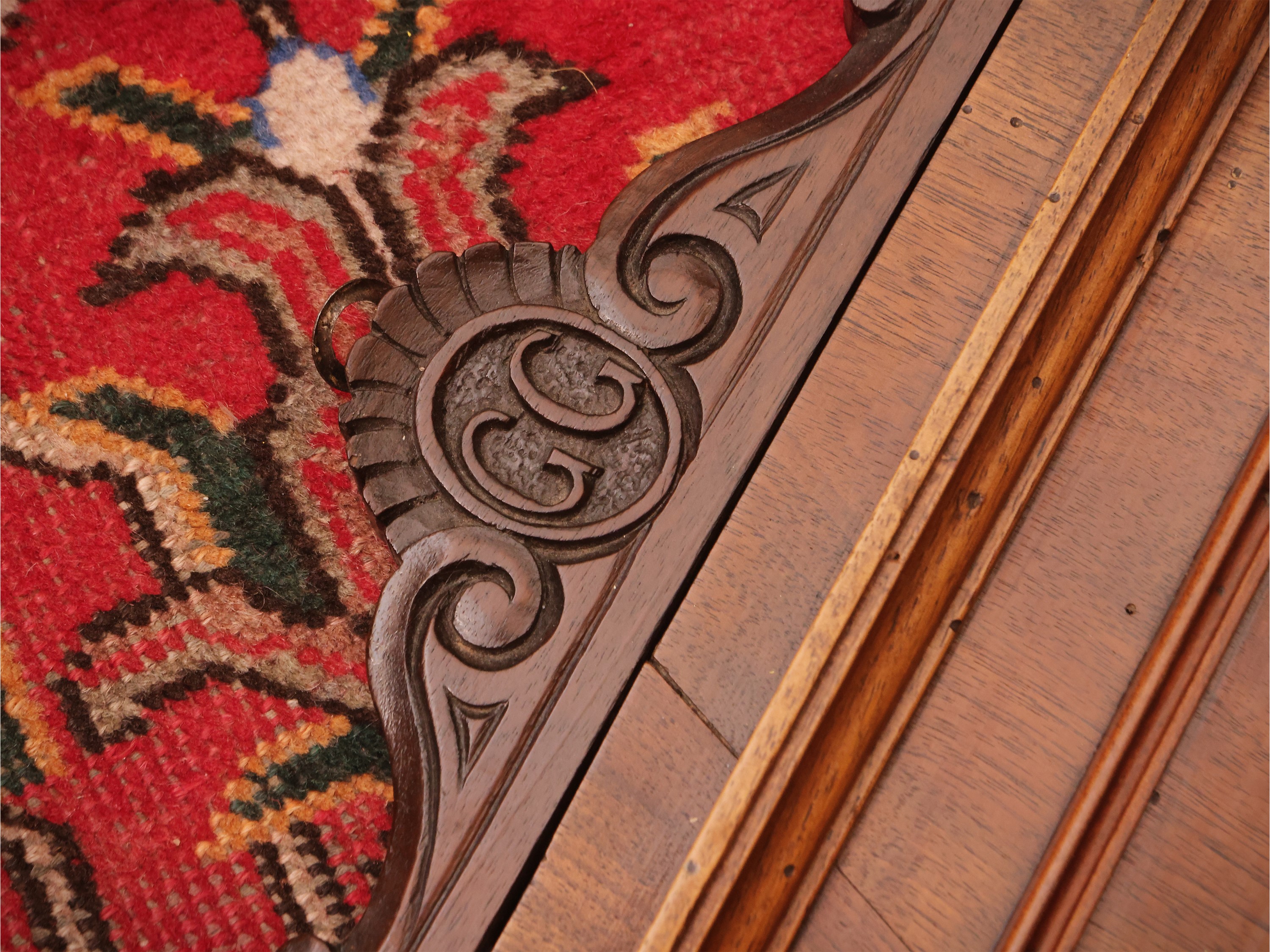 Specchiera in noce con cornice decorate