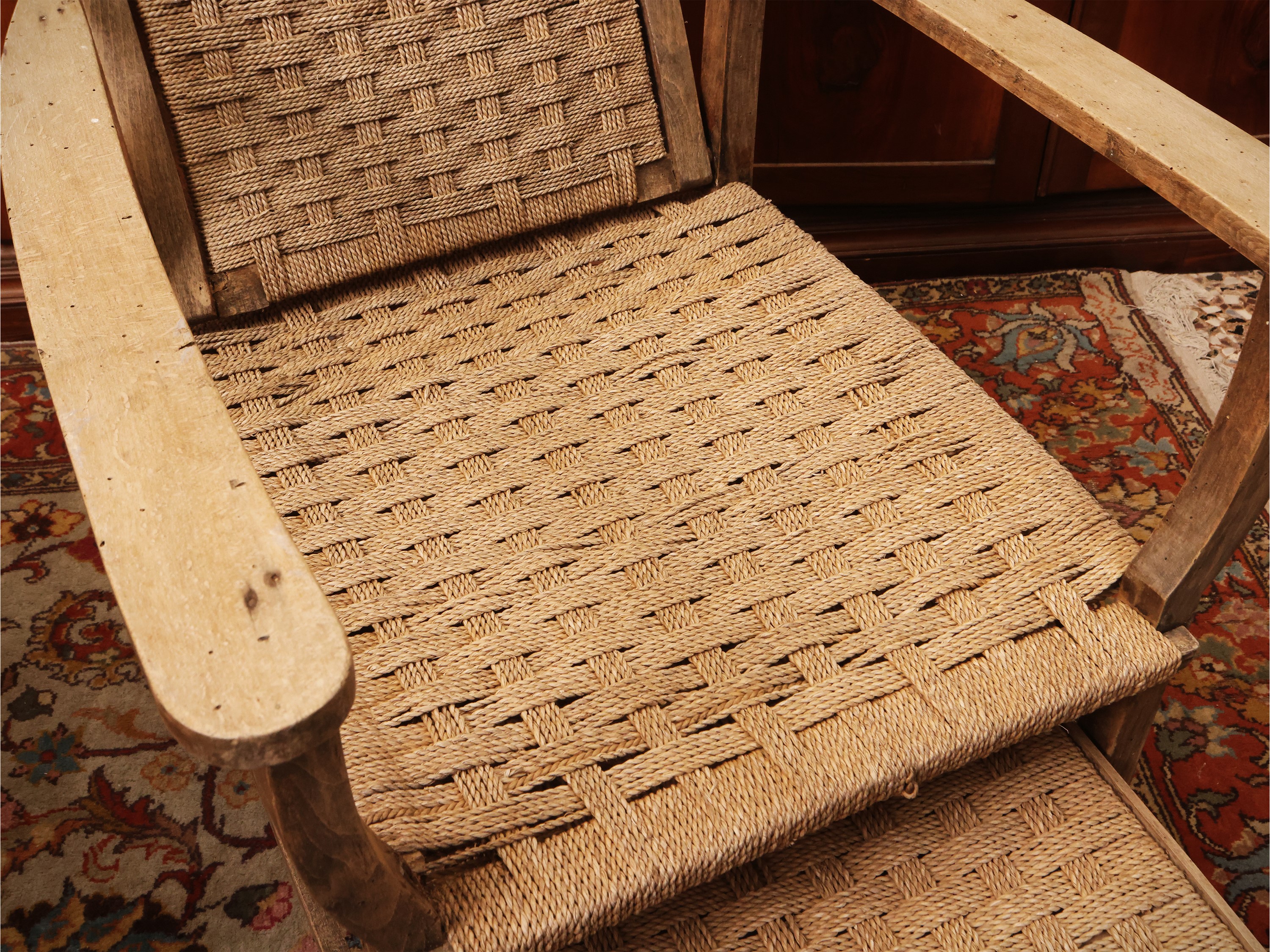 Sedia a sdraio, legno e corda intrecciata con poggiapiedi estraibile