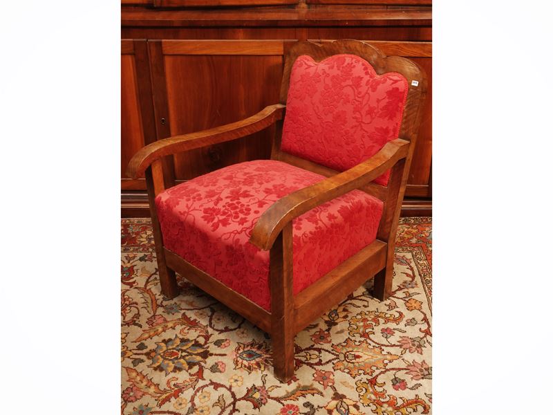 Poltroncina impiallacciata in piuma di noce