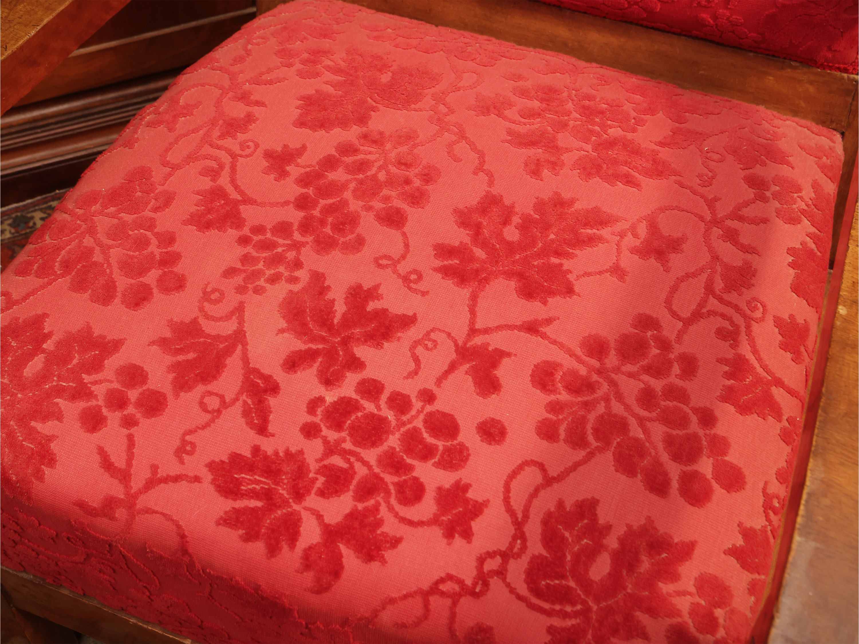 Poltroncina impiallacciata in piuma di noce