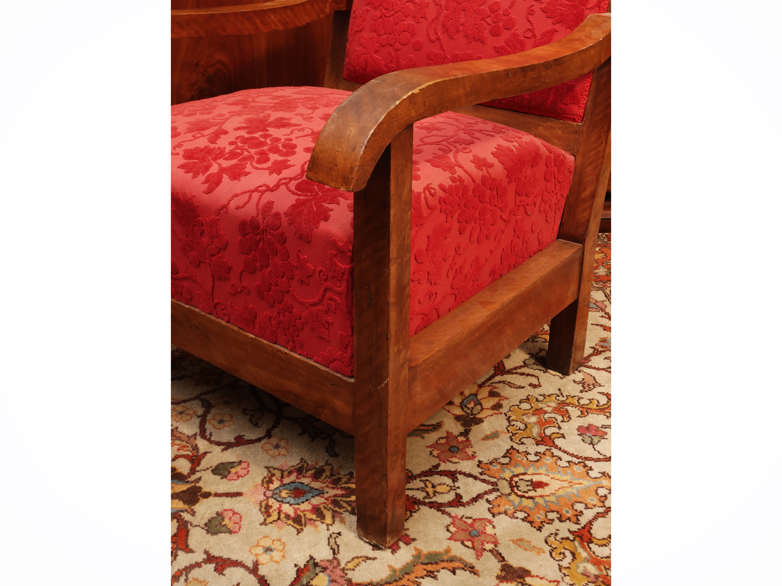 Poltroncina impiallacciata in piuma di noce