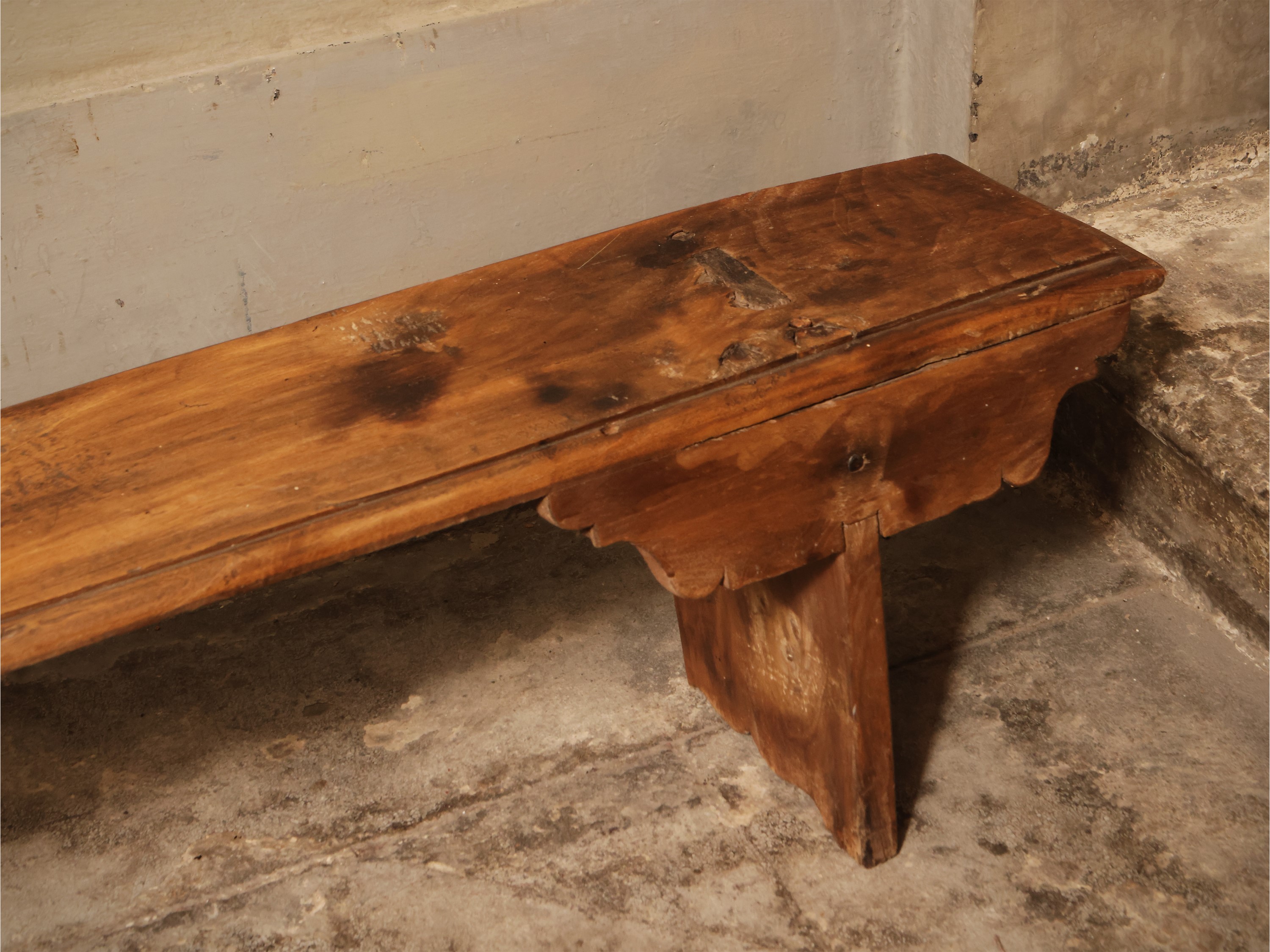 Antica panca rustica in legno tenero, dimensioni h 31 x 191 x 20 cm