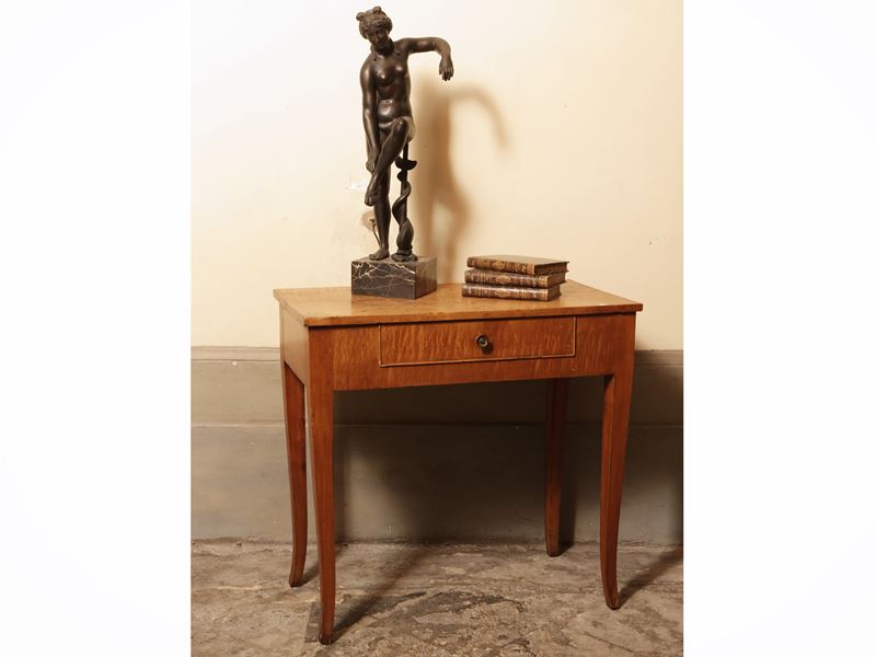 Tavolino scrittoio in acero ed altre essenze