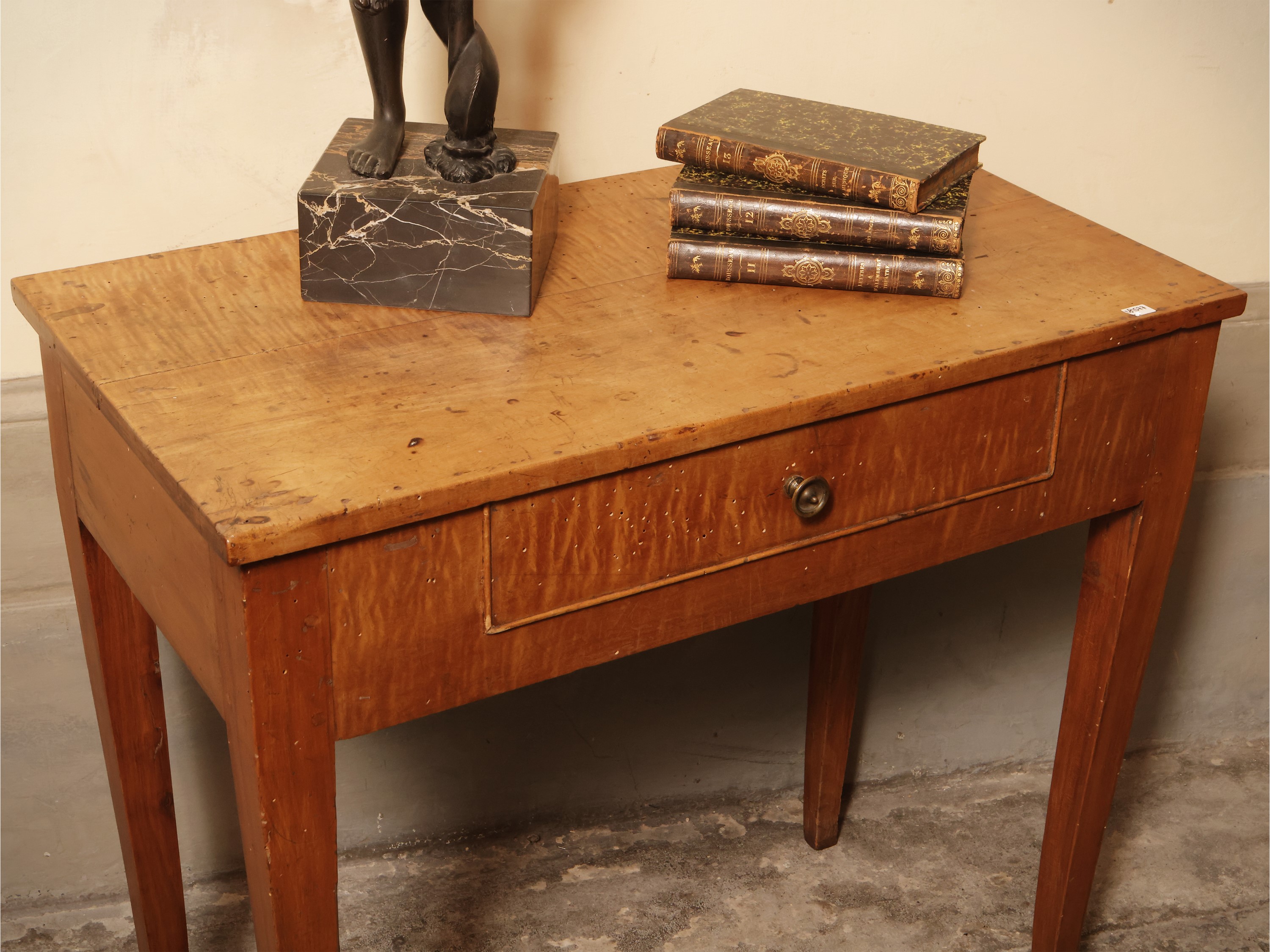 Tavolino scrittoio in acero ed altre essenze