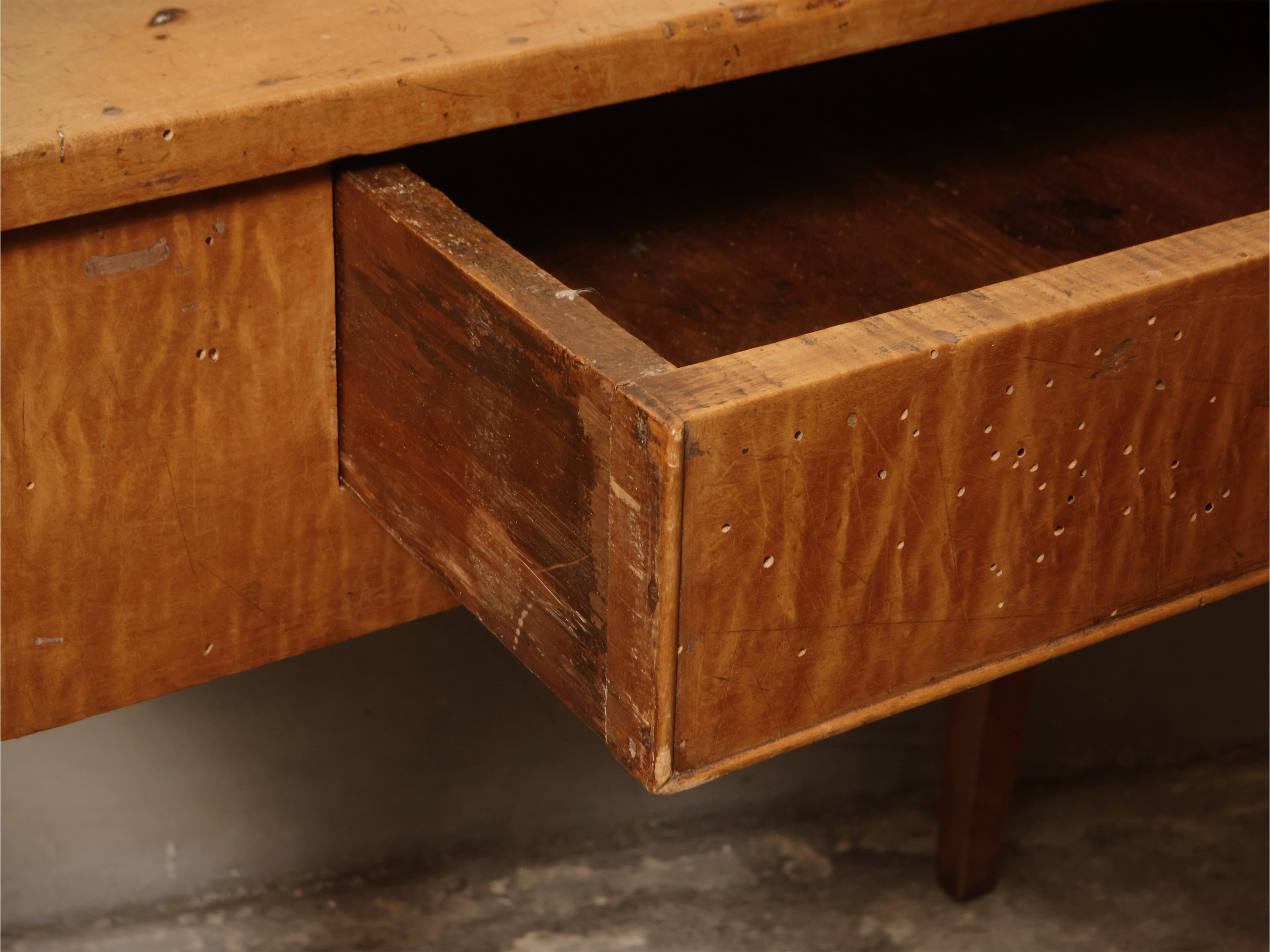 Tavolino scrittoio in acero ed altre essenze