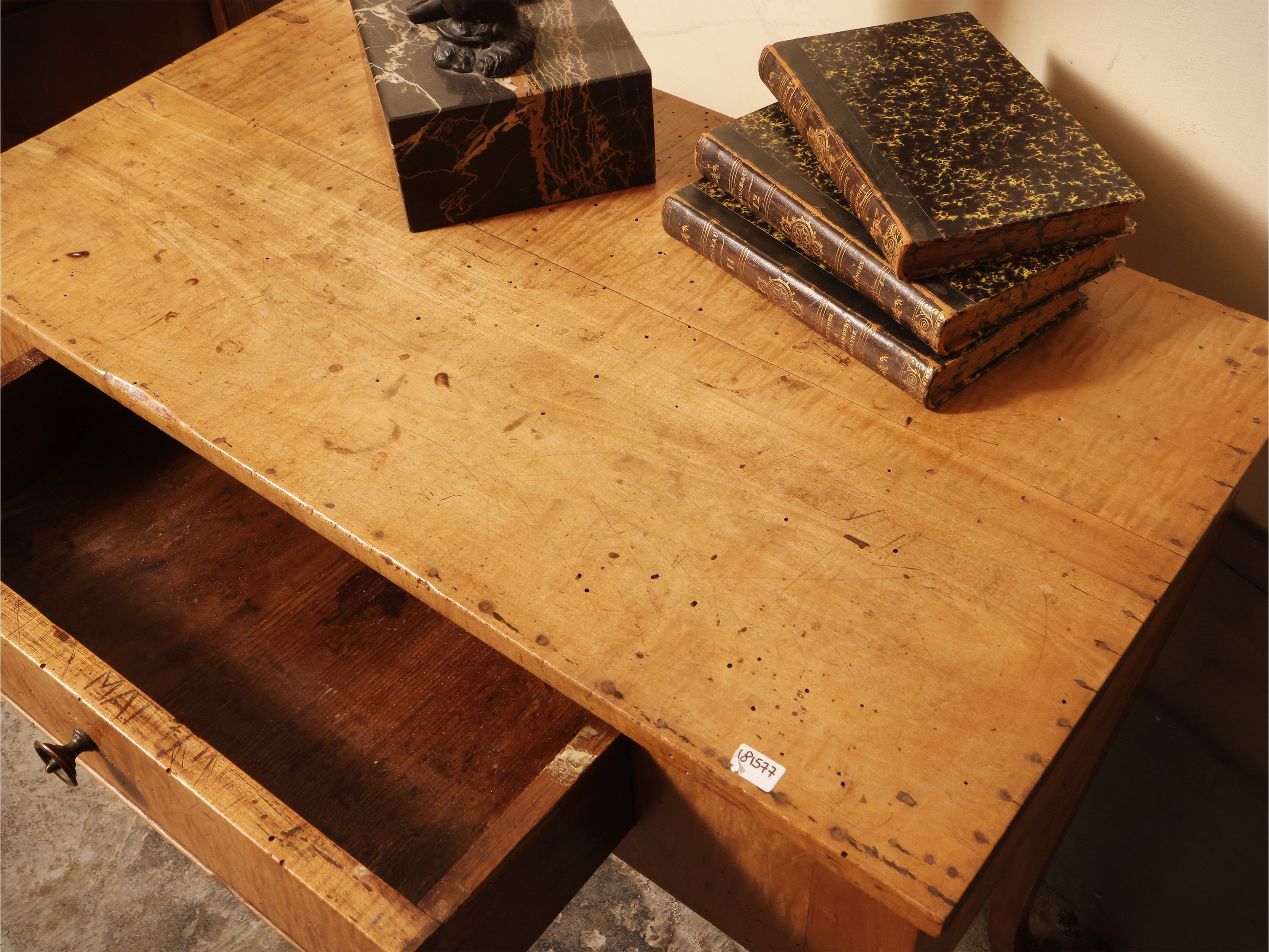 Tavolino scrittoio in acero ed altre essenze