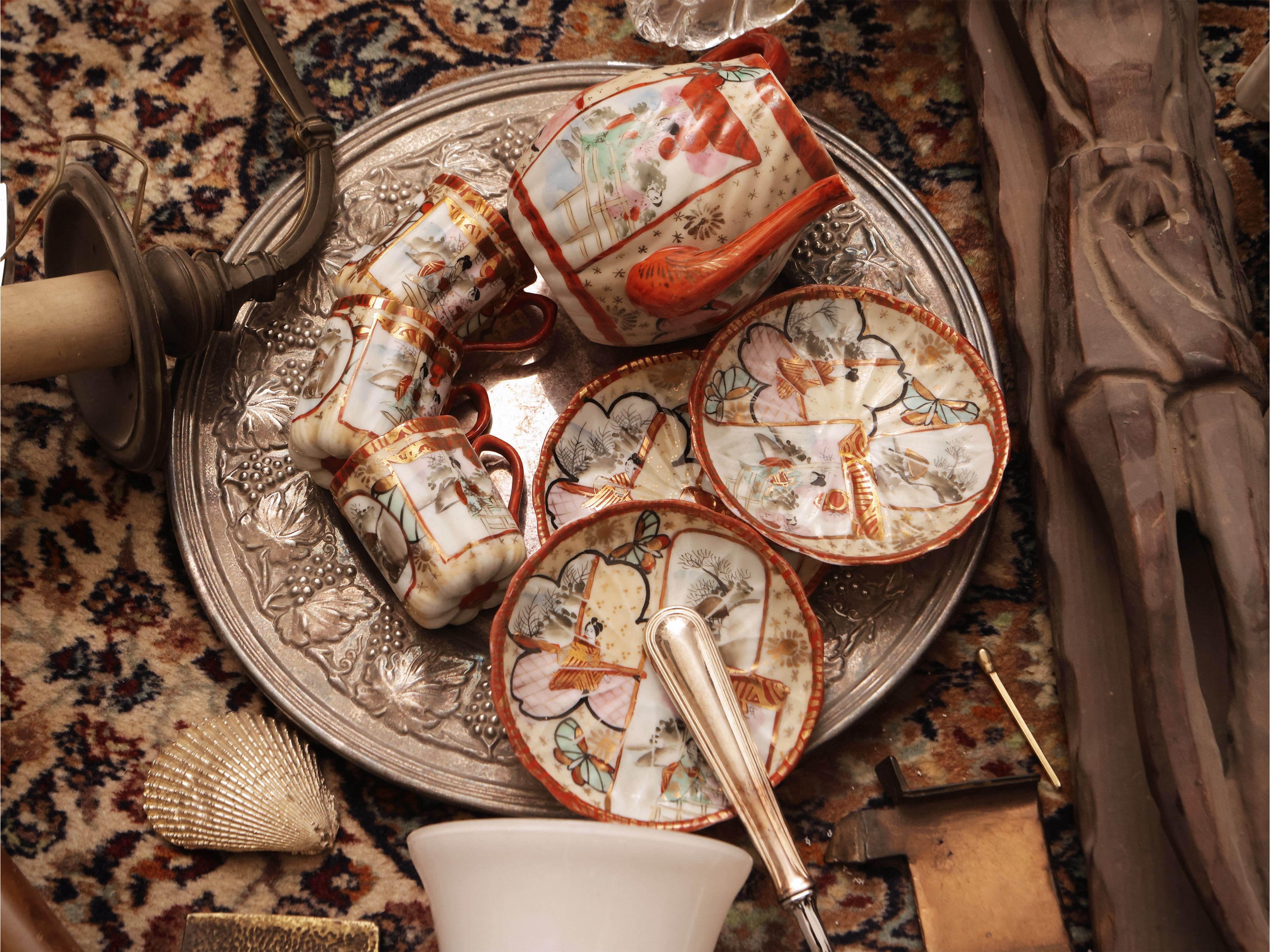 Scatola miscellanea di curiosità: assortimento di oggetti d'epoca in metallo argentato, ceramica,...