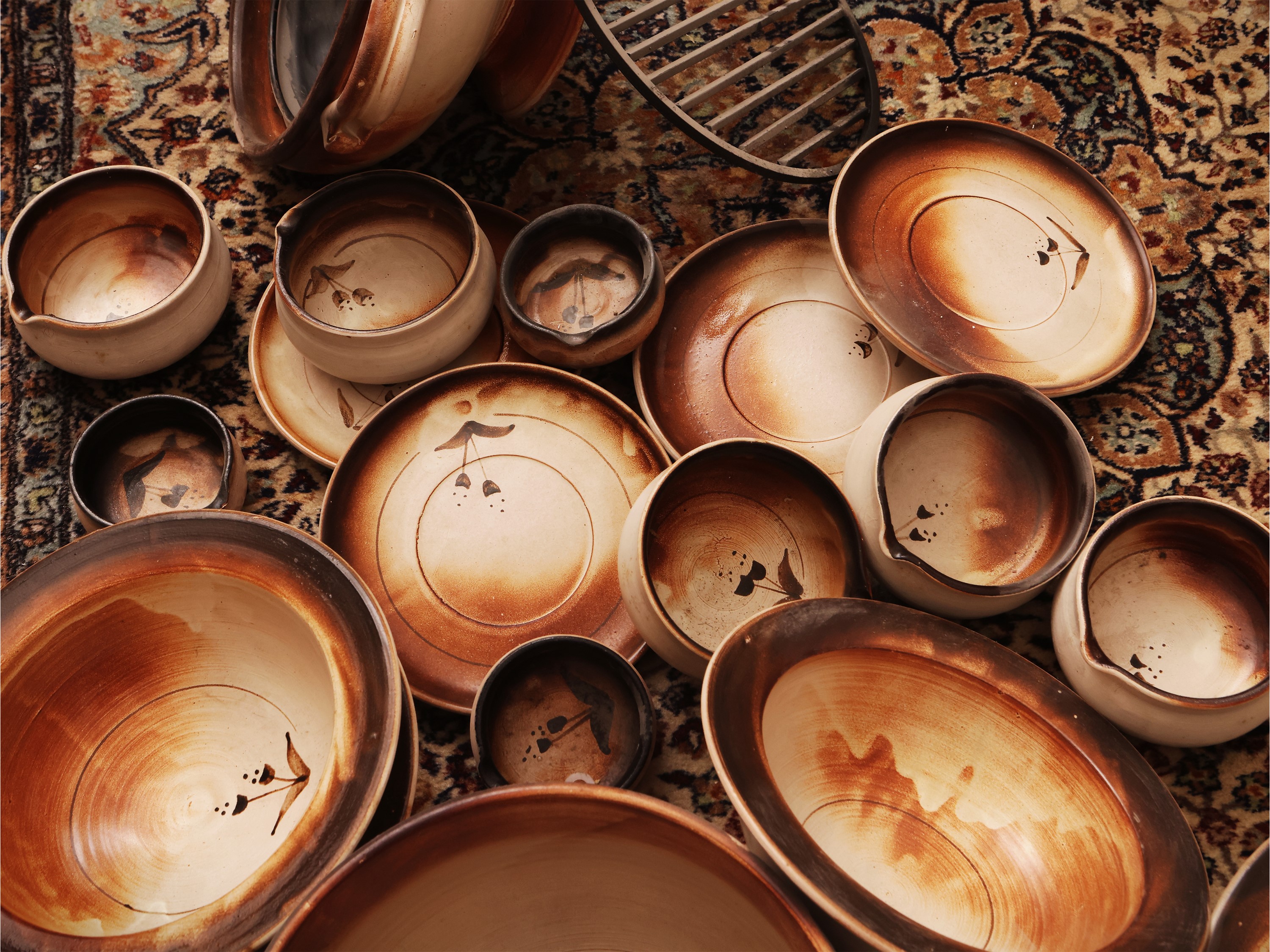 Scatola miscellanea di curiosità: assortimento di oggetti d'epoca in metallo argentato, ceramica,...