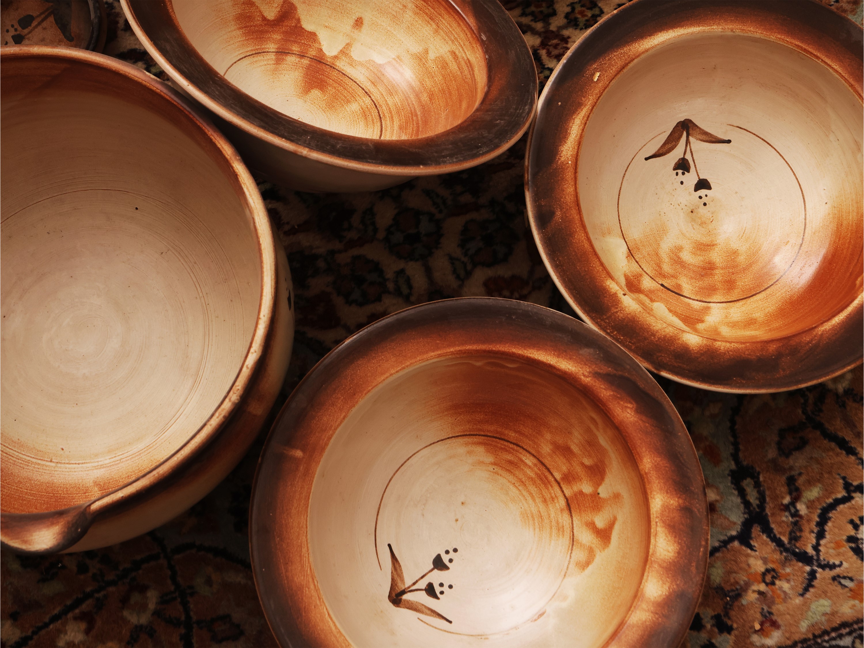 Scatola miscellanea di curiosità: assortimento di oggetti d'epoca in metallo argentato, ceramica,...