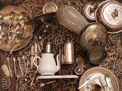 Scatola miscellanea contenente accessori da tavola in metallo argentato, ceramica, porcellana e v...