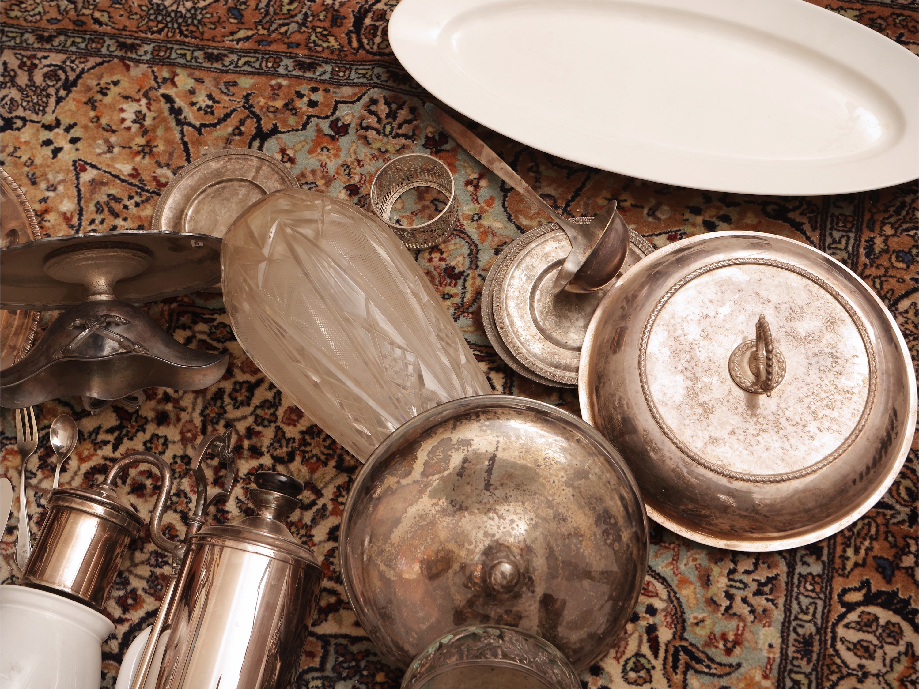 Scatola miscellanea contenente accessori da tavola in metallo argentato, ceramica, porcellana e v...