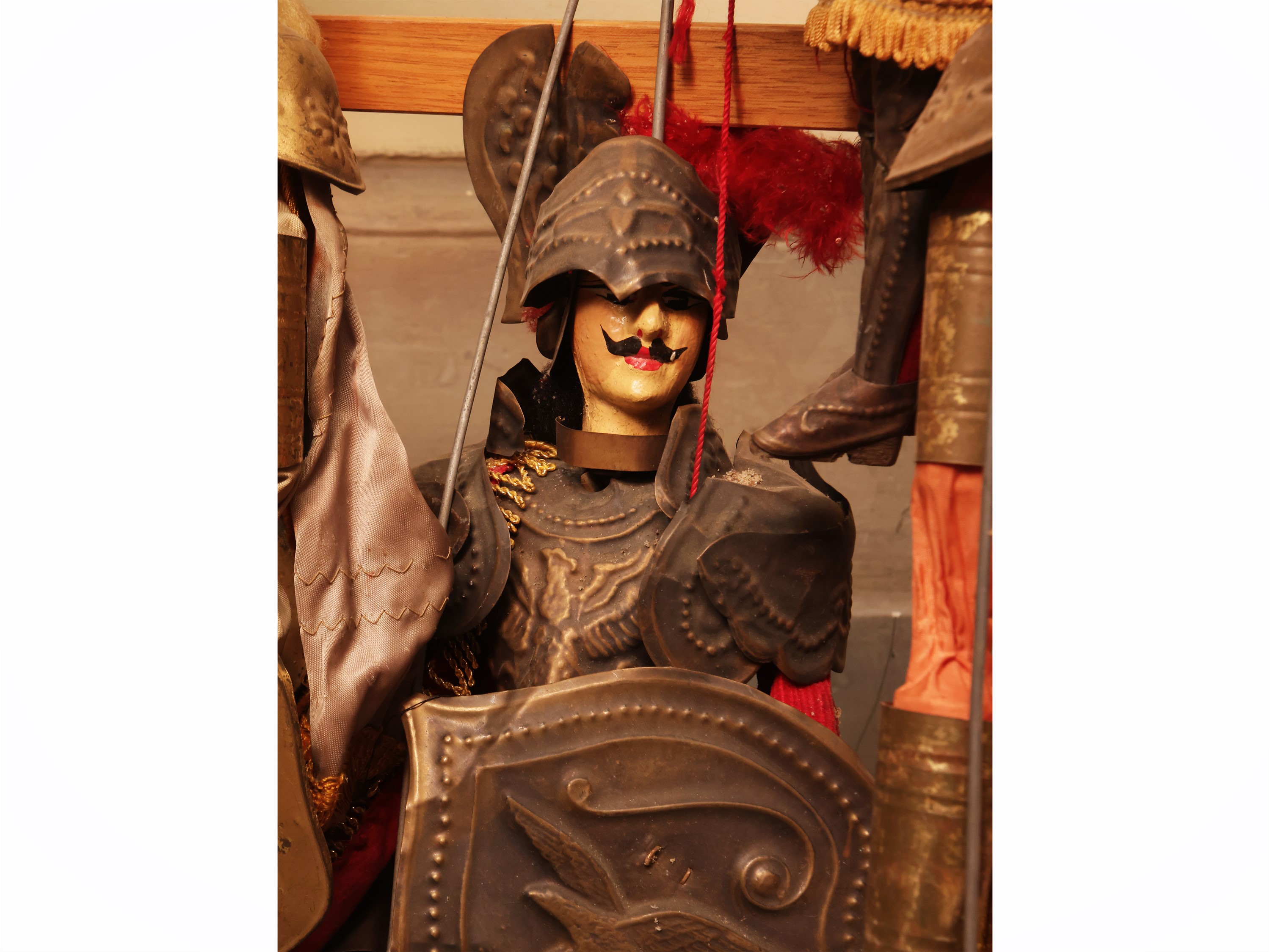 Lotto di marionette raffiguranti soldati in uniforme, su stand in legno