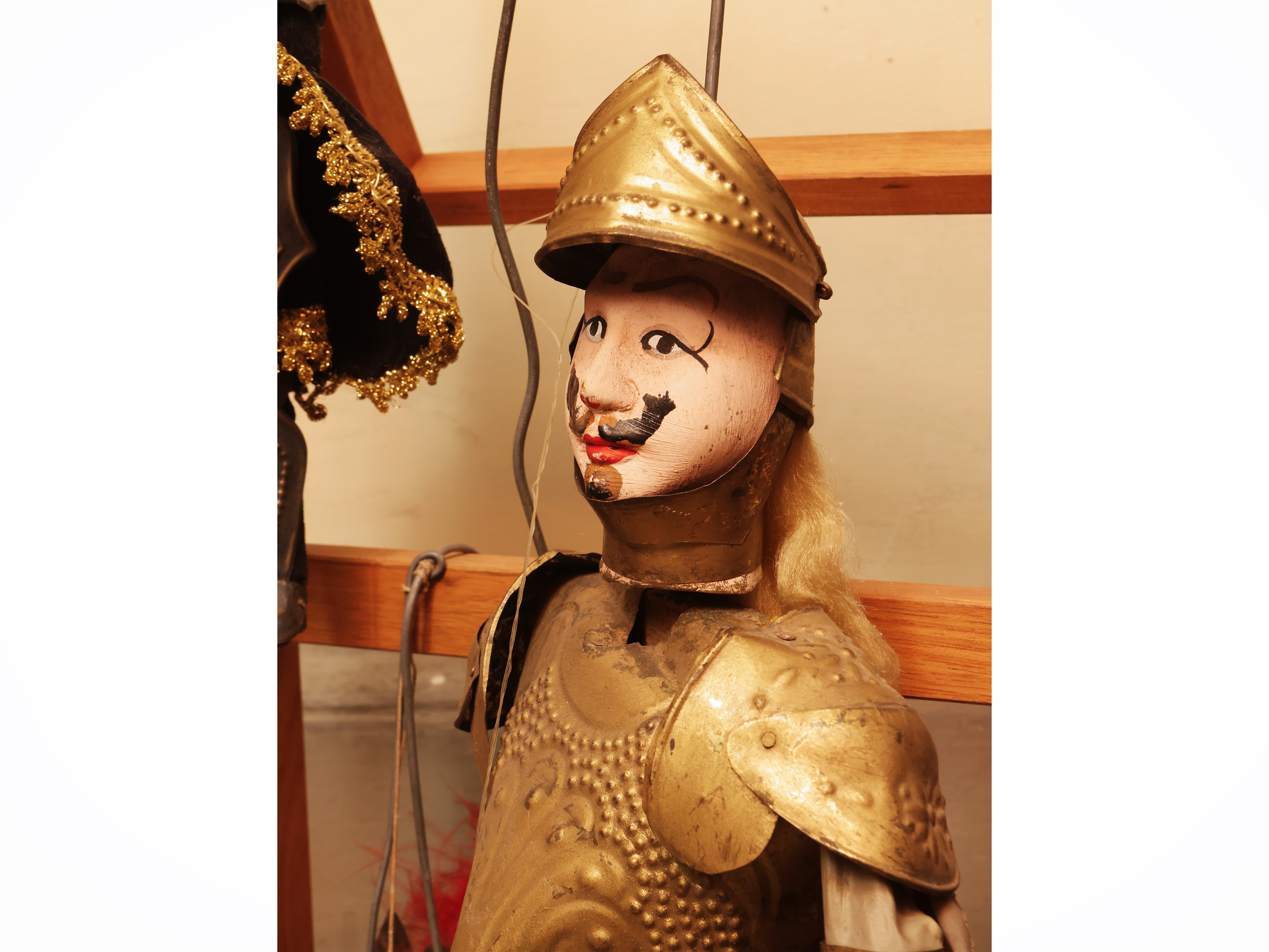 Lotto di marionette raffiguranti soldati in uniforme, su stand in legno