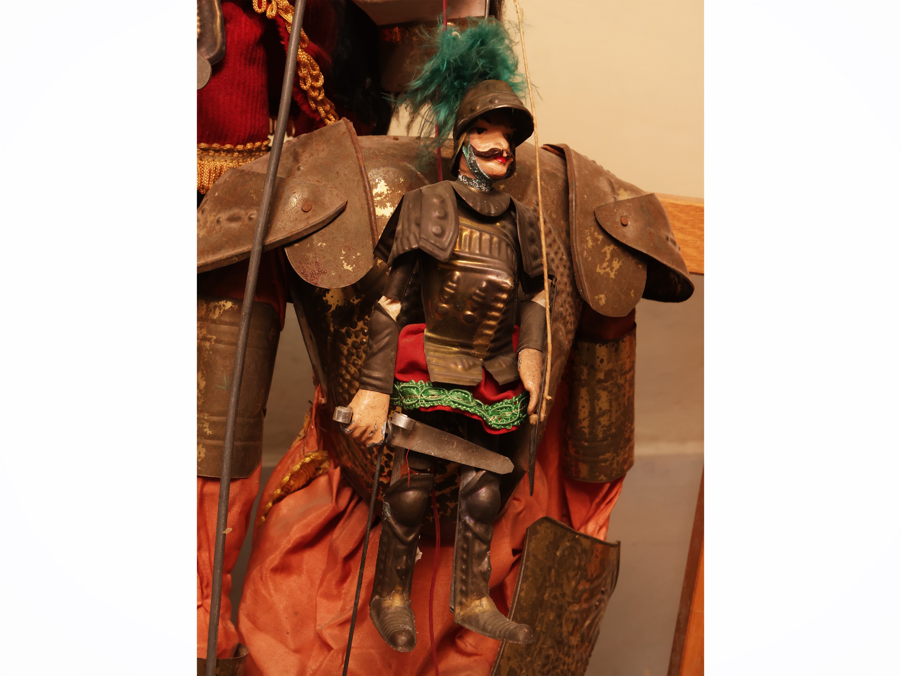 Lotto di marionette raffiguranti soldati in uniforme, su stand in legno