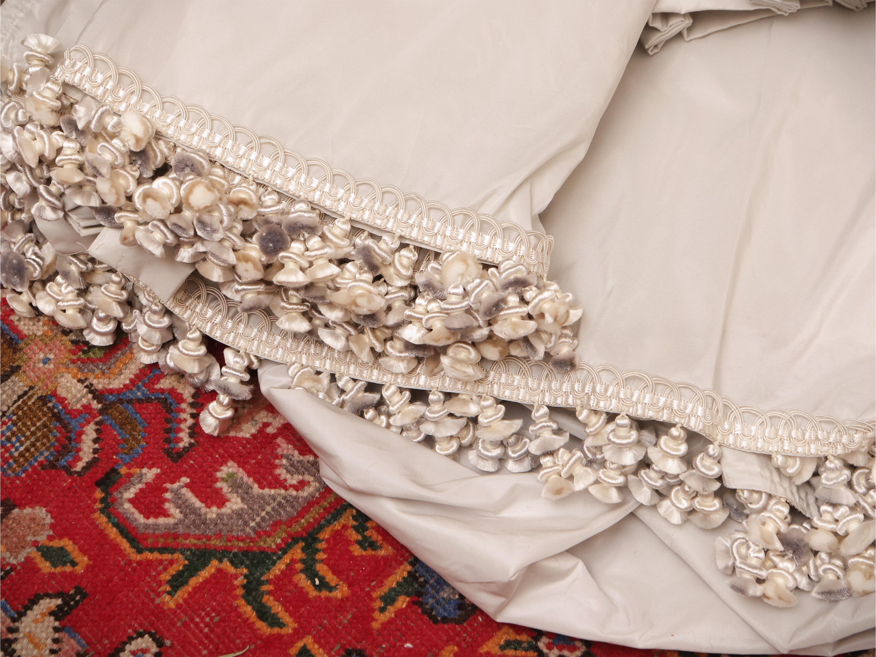 Tendaggio in taffetà grigio perla