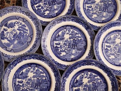 Servizio di piatti in terraglia inglese, decorato in monocromia blu a chinoserie