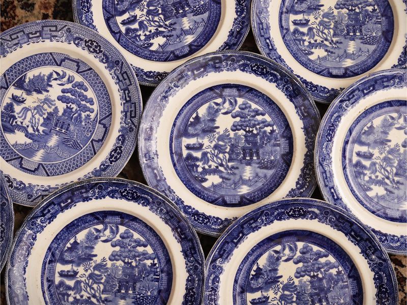 Servizio di piatti in terraglia inglese, decorato in monocromia blu a chinoserie