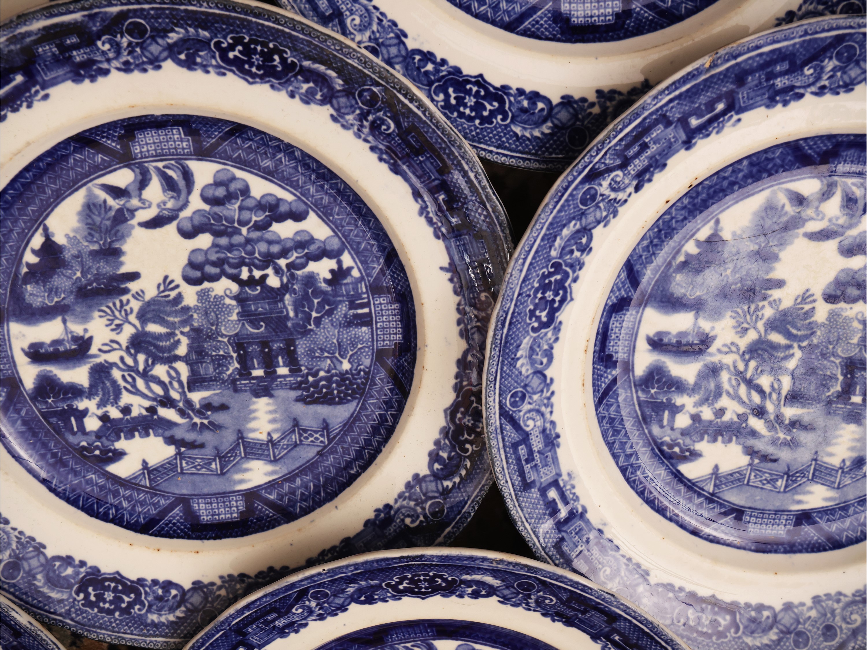 Servizio di piatti in terraglia inglese, decorato in monocromia blu a chinoserie