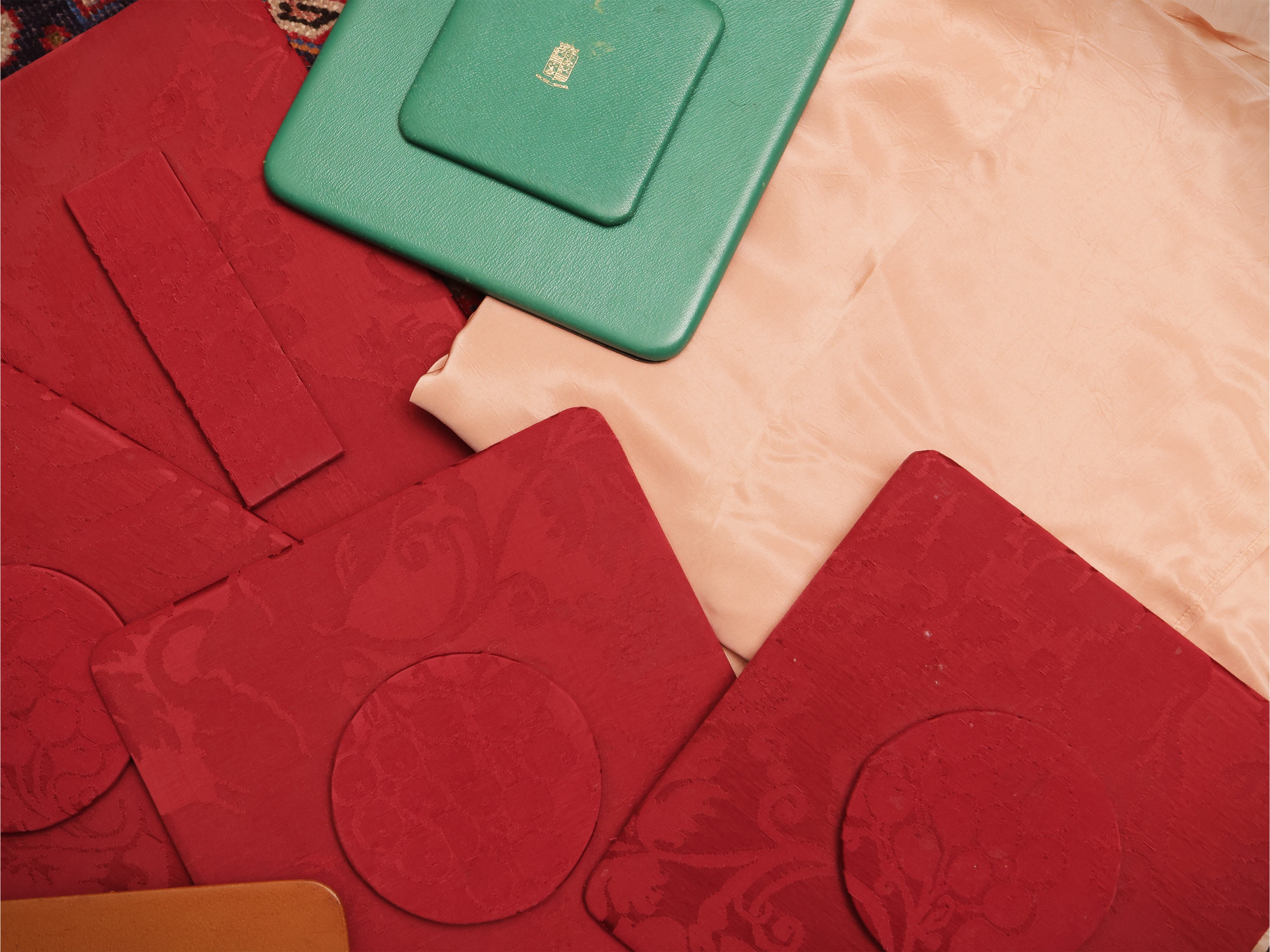 Assortimento di biancheria da tavola, damasco rosso rubino e tessuti vari (tovaglie e accessori)