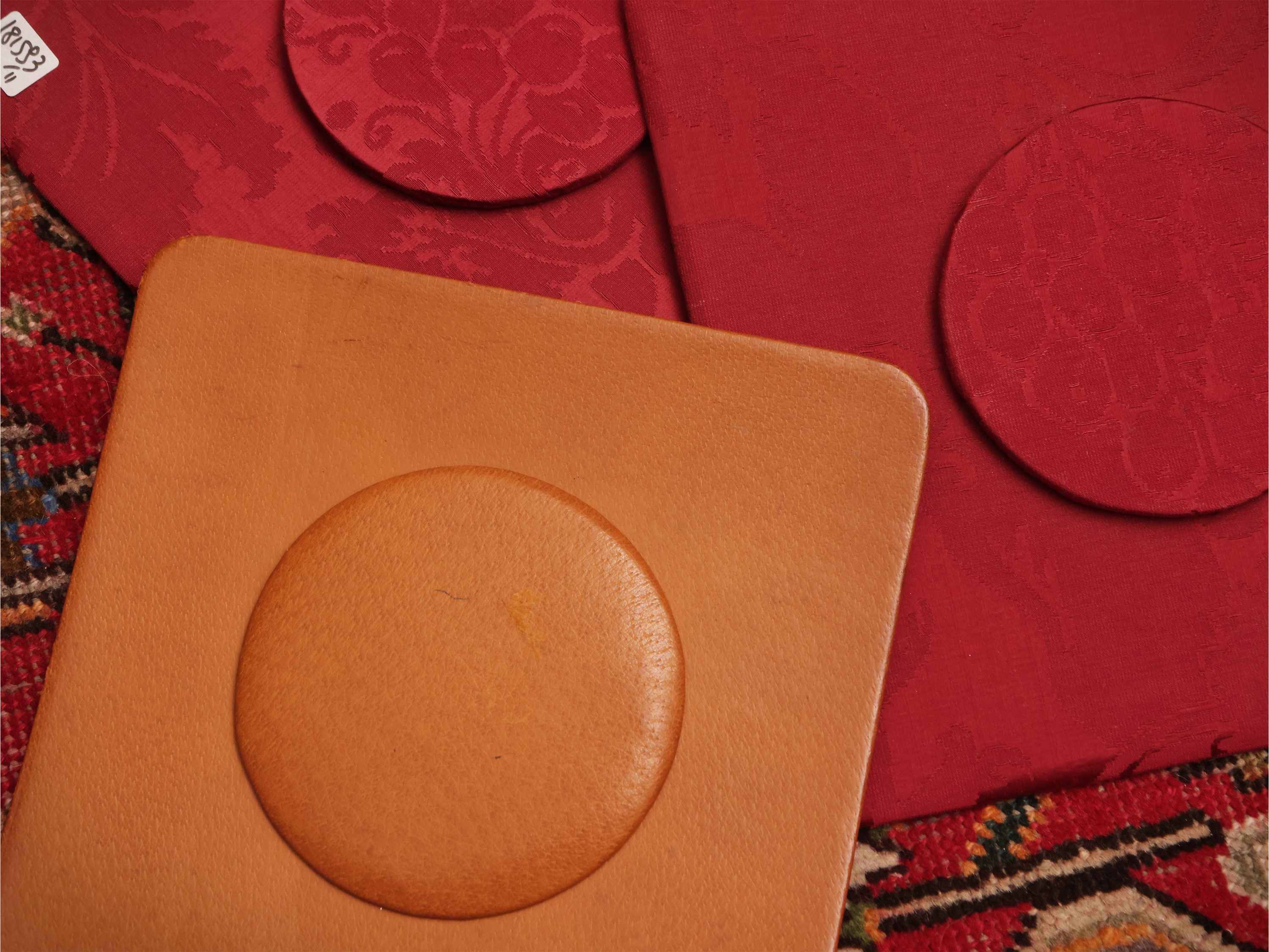 Assortimento di biancheria da tavola, damasco rosso rubino e tessuti vari (tovaglie e accessori)