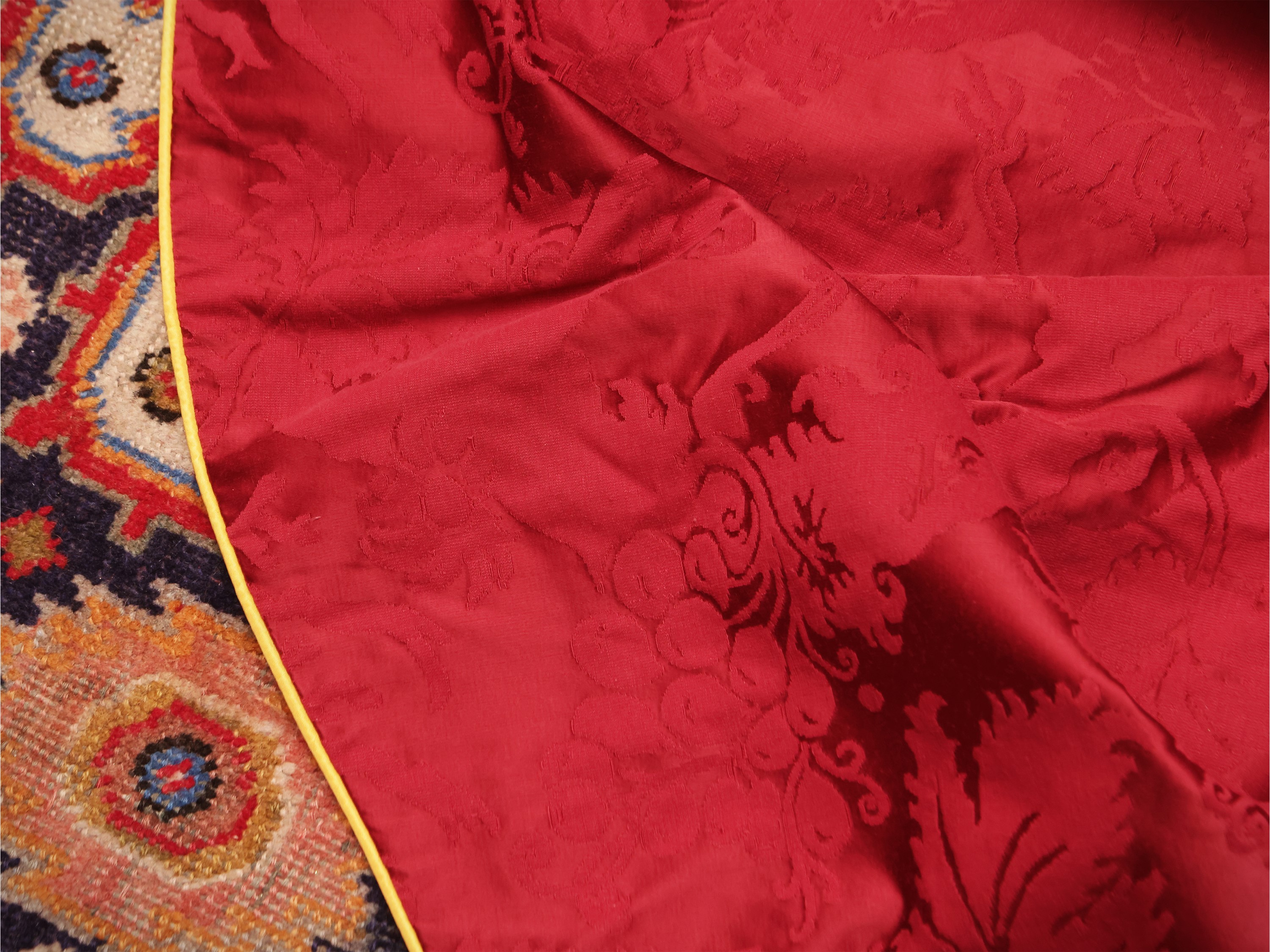 Tovaglia in damasco rosso rubino, bordino giallo-oro, fodera in cotone bianco