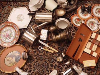 Scatola miscellanea di curiosità, accessori per la tavola in metallo argentato, ceramica, porcell...