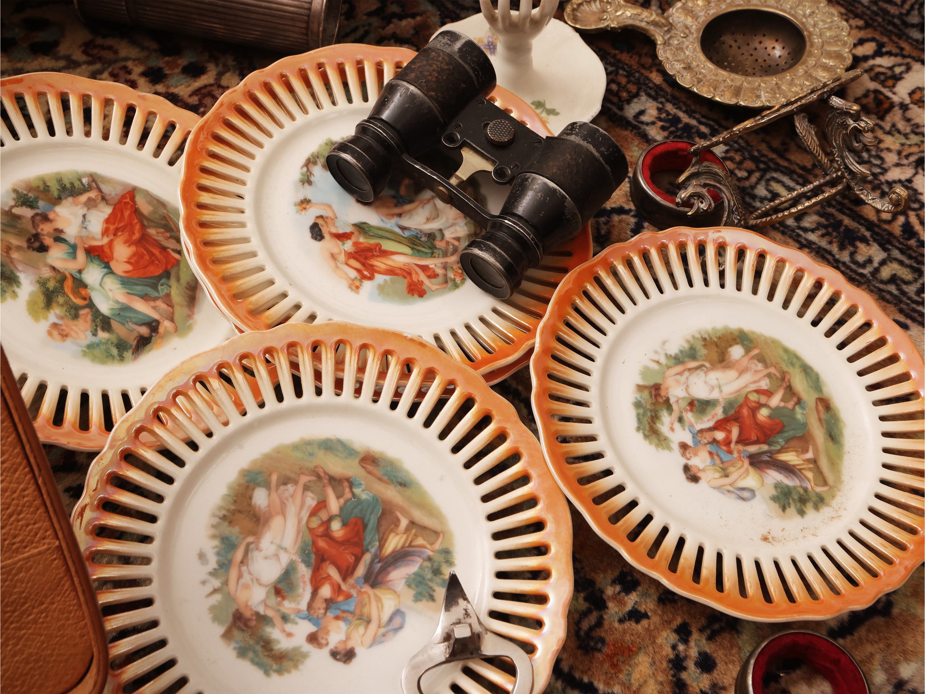 Scatola miscellanea di curiosità, accessori per la tavola in metallo argentato, ceramica, porcell...