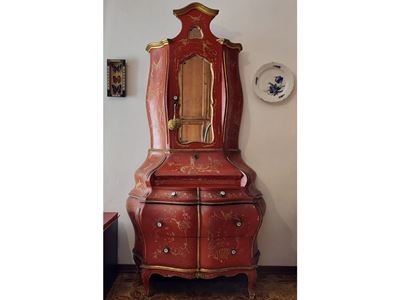 Trumeau veneziano del XVIII secolo, laccato rosso con decorazioni dorate