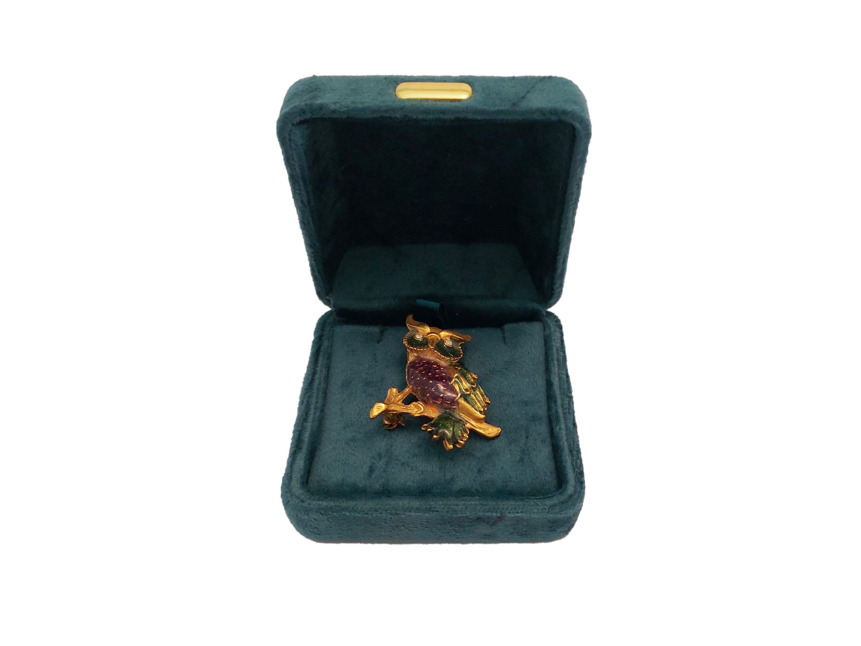 Spilla animalier a forma di civetta in smalti e metallo dorato, cm 4x3